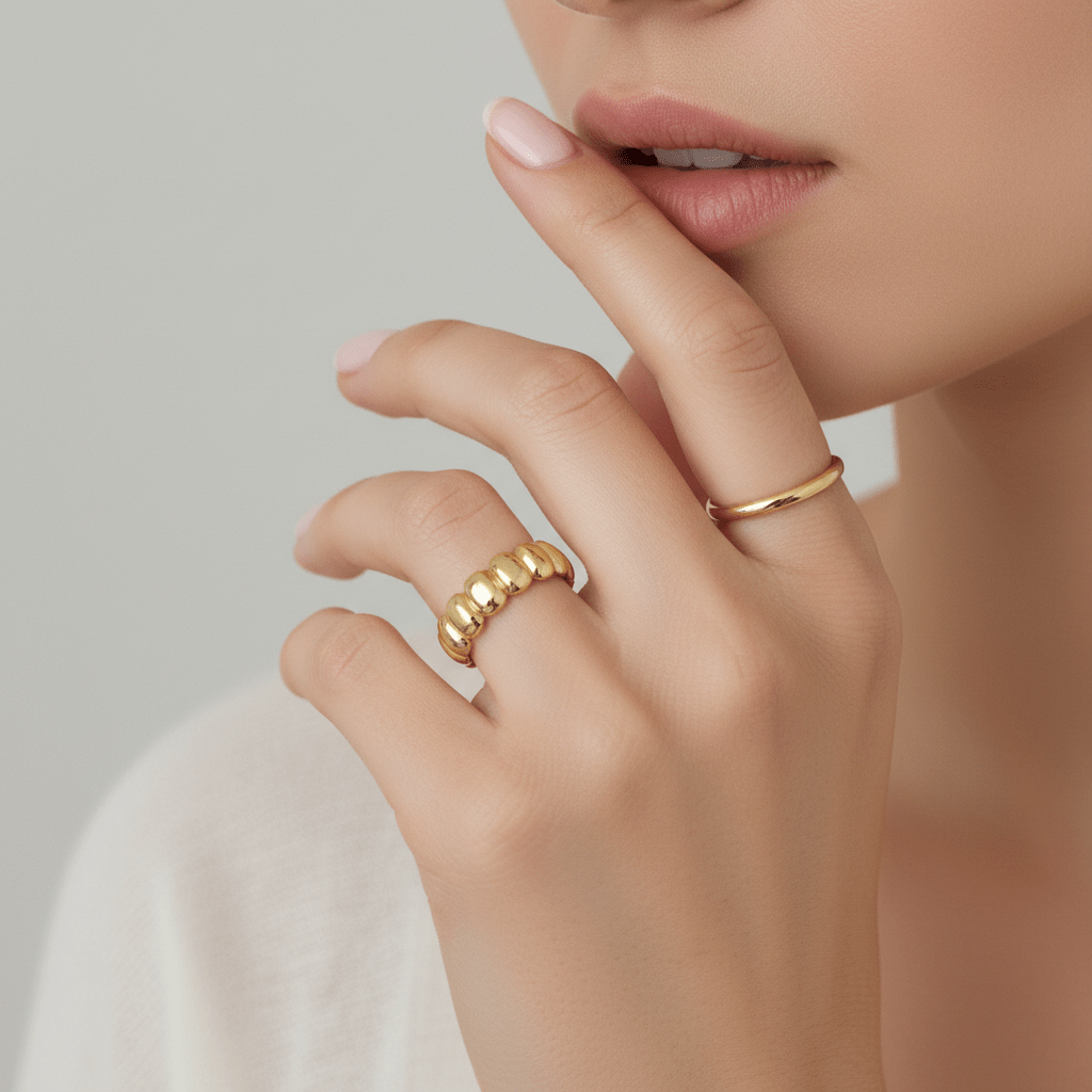 Gold ring with oval pattern