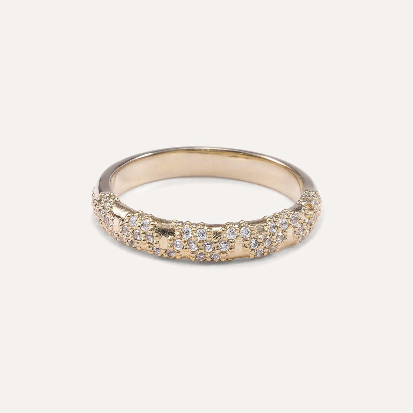 Wedding band with a pavé diamond design