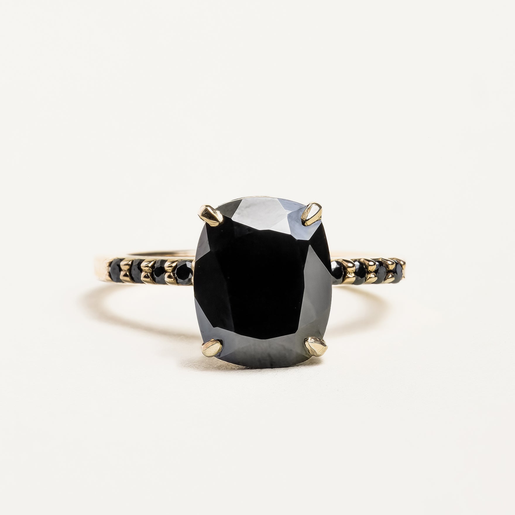 Bague de fiancailles en diamant noir taille coussin allonge avec pave