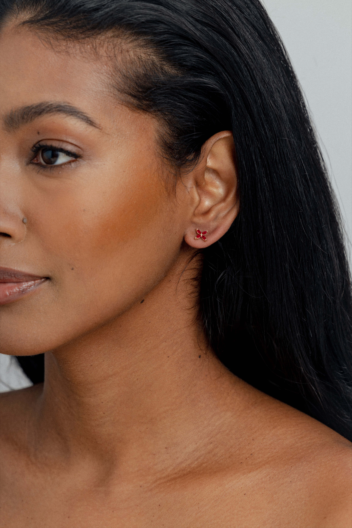 Clous d'oreilles fleurs à rubis marquise