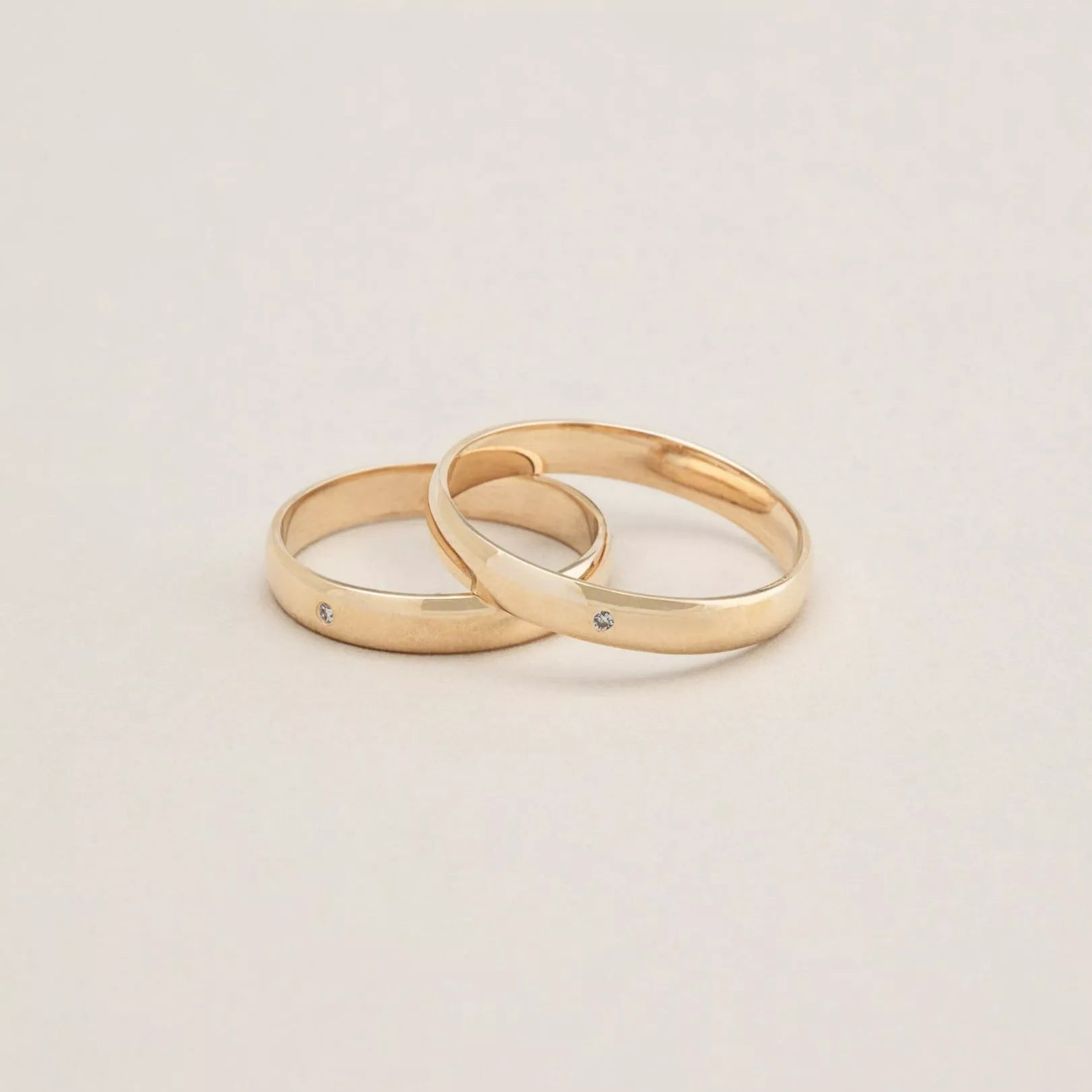 Gold wedding band with single diamond discount