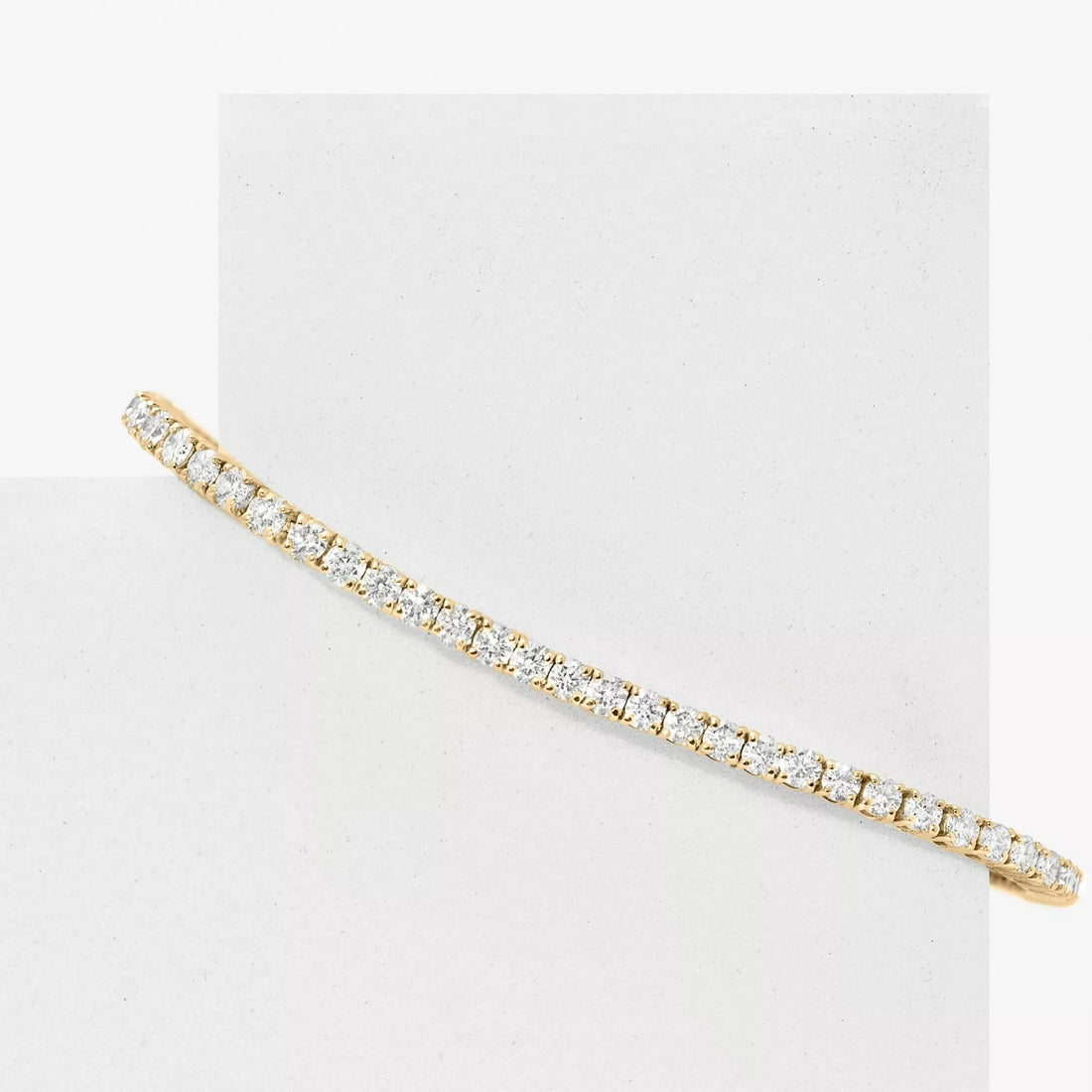 Tennis bracelets: choosing the right diamond size for your wrist