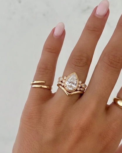 Bague de fiançailles en diamant coussin allongé avec pavé et halo caché