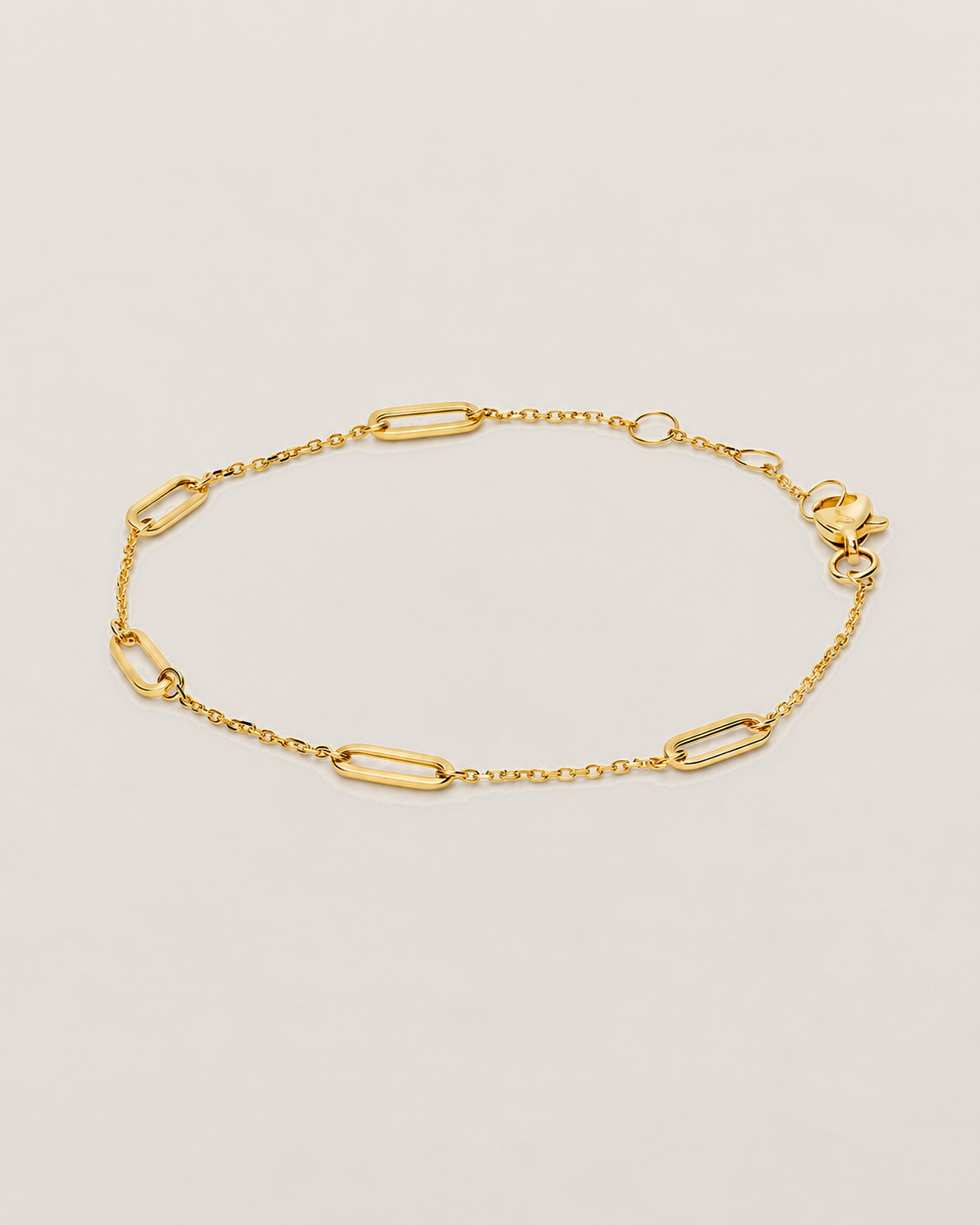 Jackie Amsterdam Las Ramblas bracelet in 14K yellow gold on light beige background