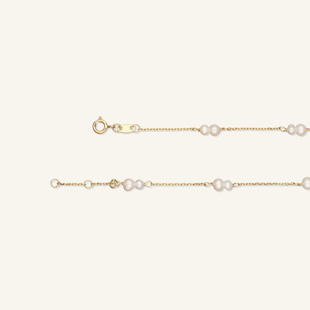 JKB25.506 Jackie Monte Carlo pearl bracelet clasp detail on light beige background