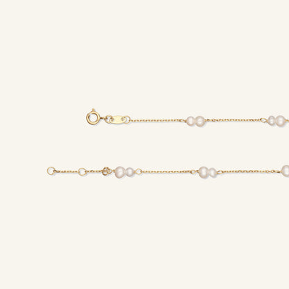 JKB25.506 Jackie Monte Carlo pearl bracelet clasp detail on light beige background