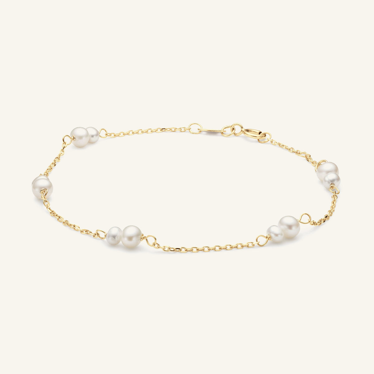 JKB25.506 Jackie Monte Carlo pearl bracelet in 14K yellow gold on light beige background