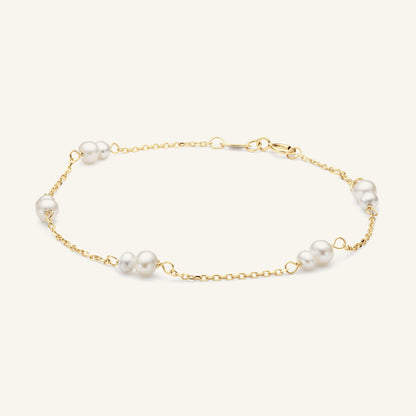 JKB25.506 Jackie Monte Carlo pearl bracelet in 14K yellow gold on light beige background