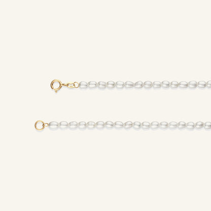 JKB25.507 Jackie St-Tropez pearl bracelet clasp detail on light beige background