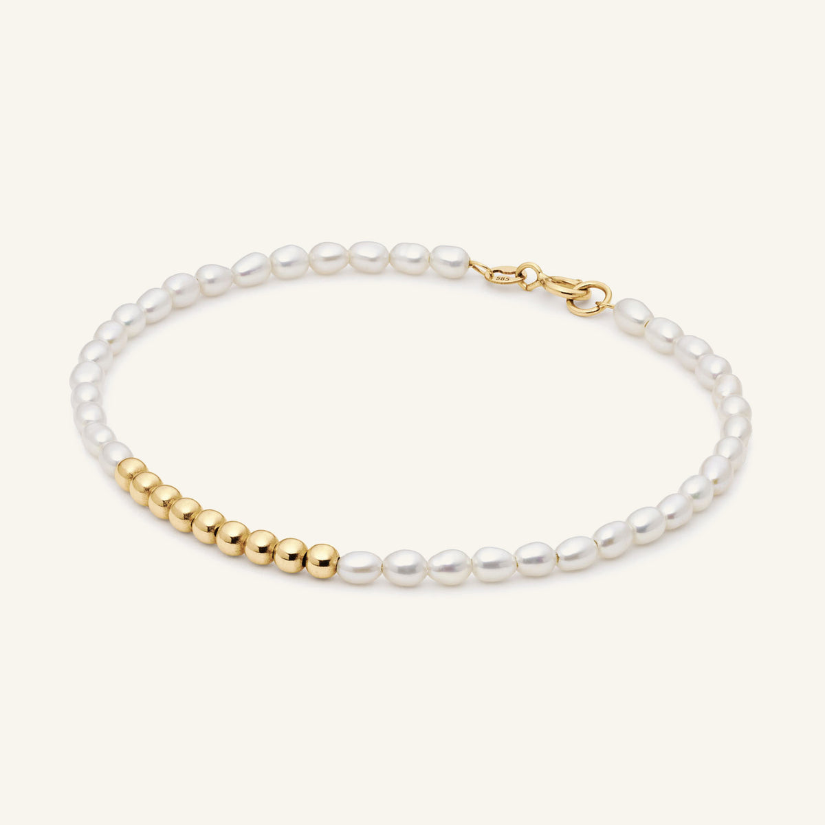 JKB25.507 Jackie St-Tropez pearl bracelet in 14K yellow gold on light beige background