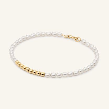 JKB25.507 Jackie St-Tropez pearl bracelet in 14K yellow gold on light beige background