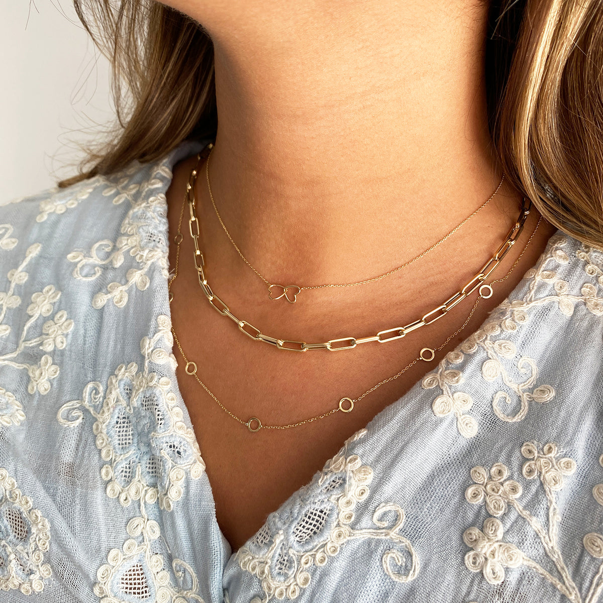 Jackie Amsterdam Elegant Boxlink necklace worn on model
