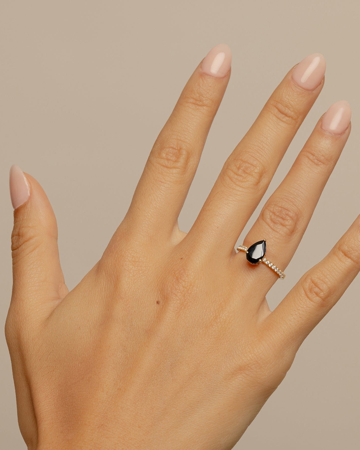 Bague de fiançailles en diamant noir taillé poire avec pavé