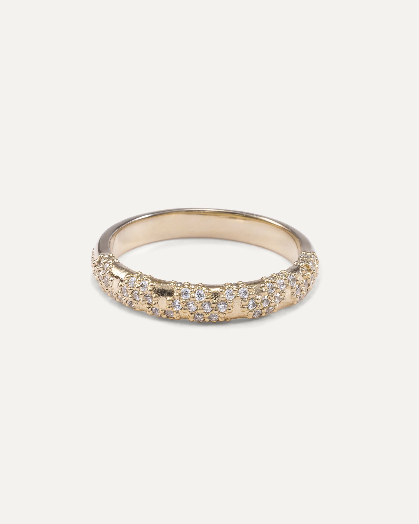 Wedding band with a pavé diamond design