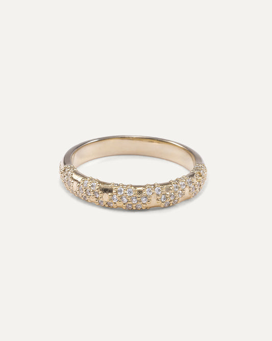 Wedding band with a pavé diamond design