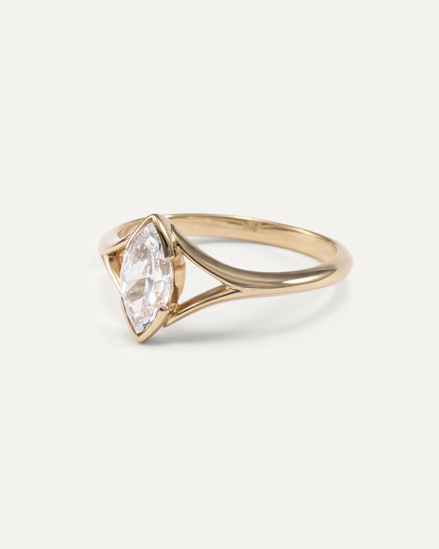 Bague de fiançailles en diamant taillé marquise avec anneau divisé