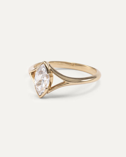Bague de fiançailles en diamant taillé marquise avec anneau divisé