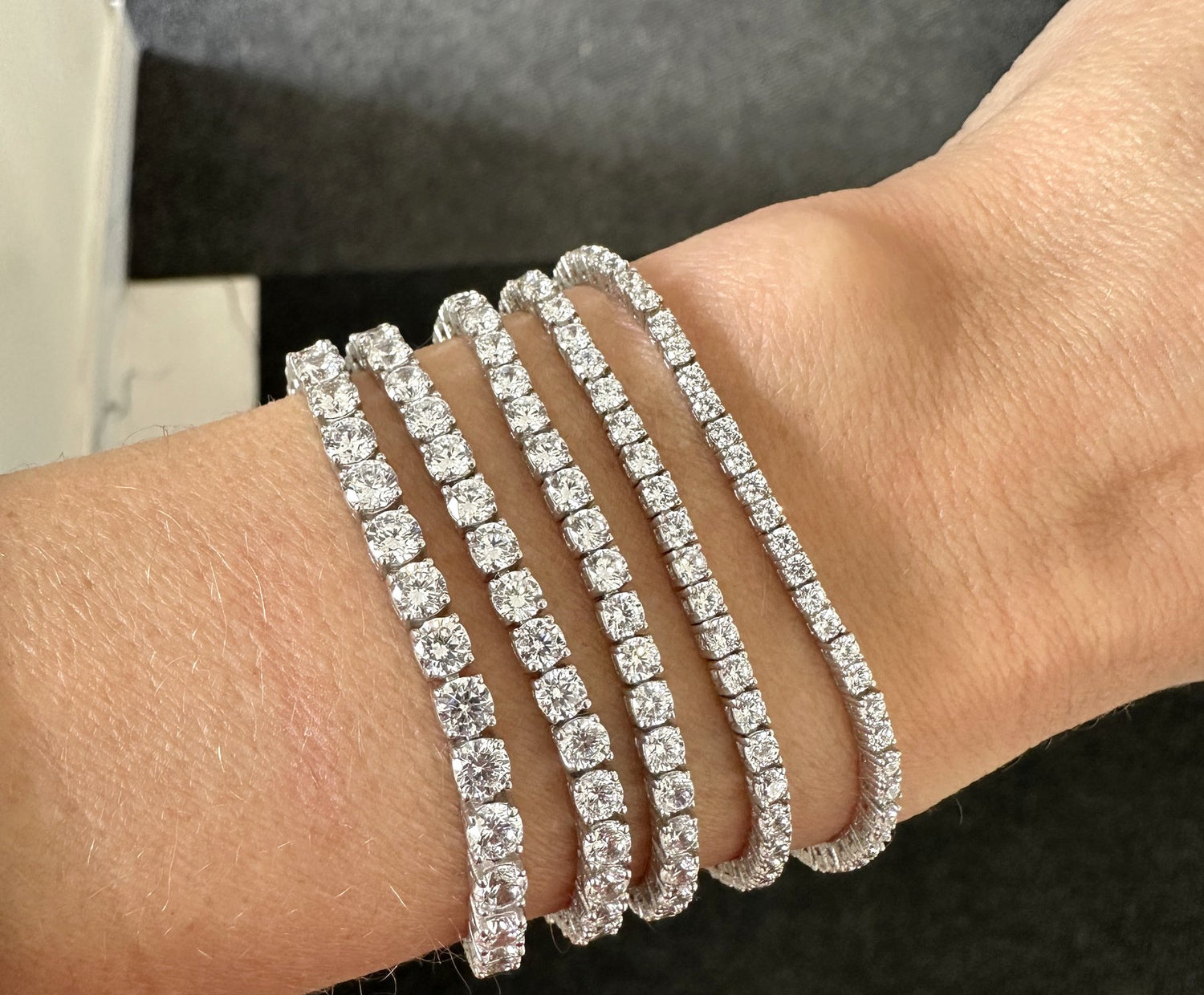 Comparaison de grosseurs de bracelets tennis en diamant sur un poignet