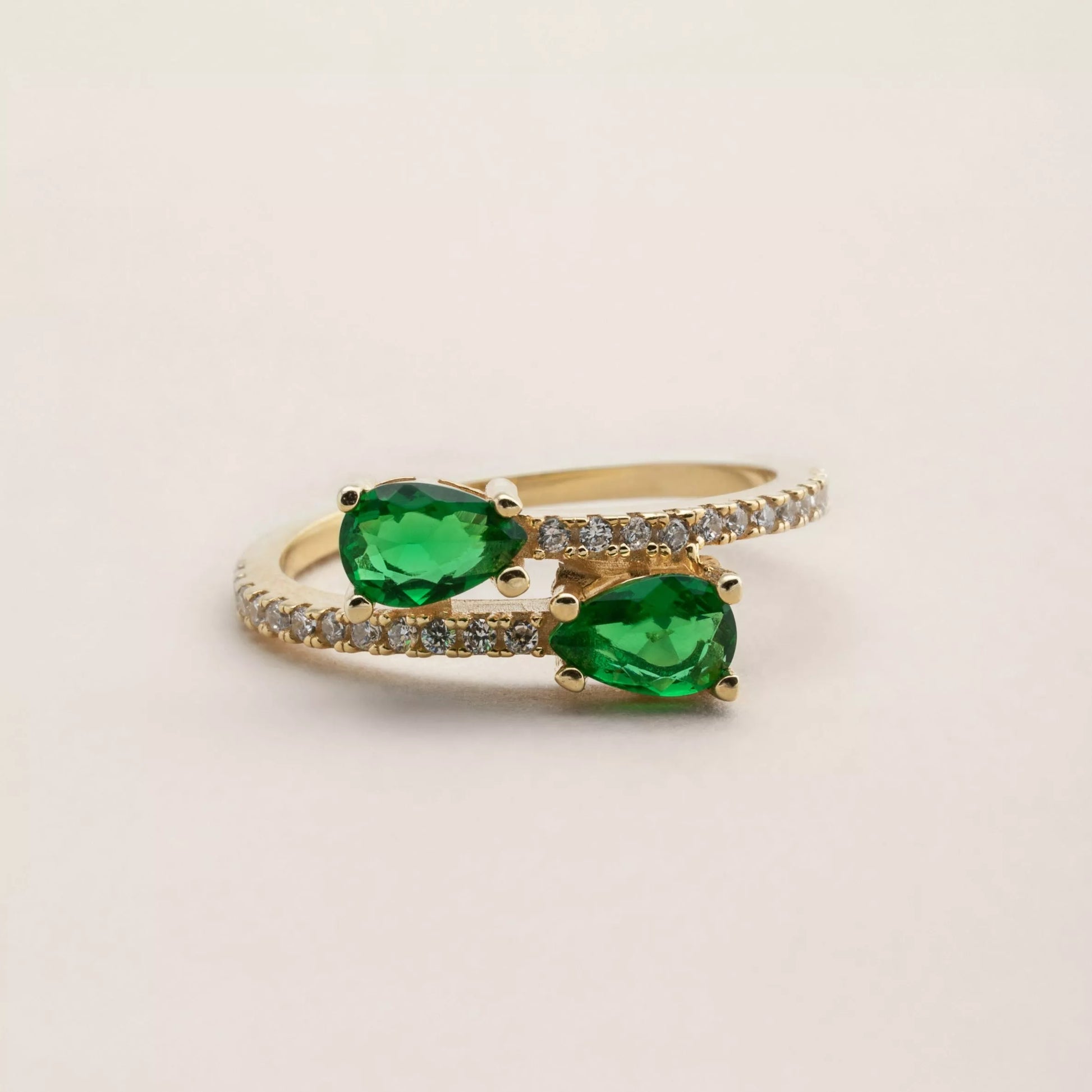 Pear shaped emerald ring 2025 gold