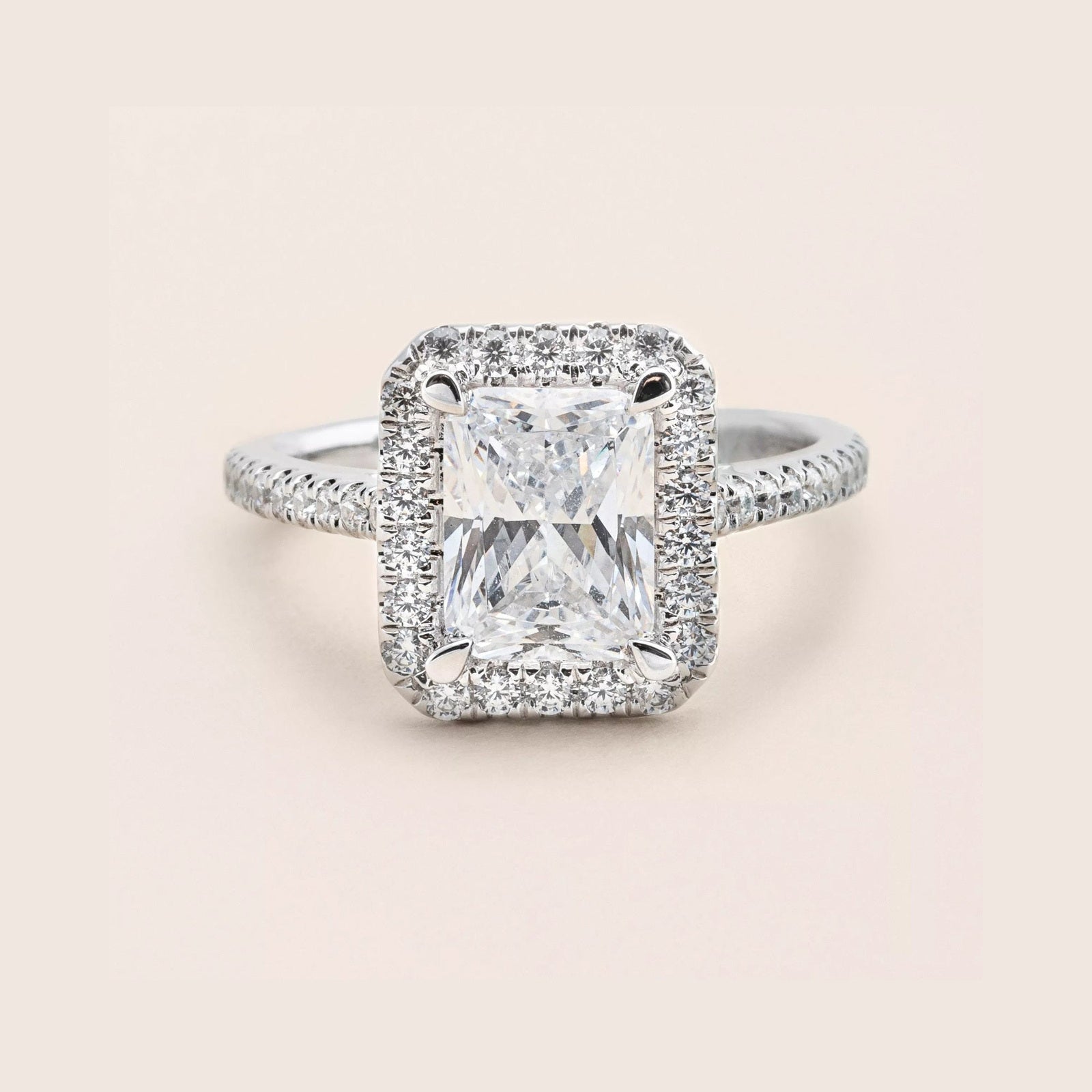 Bague de fiançailles en or 18 carats sertie d'un diamant ovale de Bague de fiançailles en or 18 carats sertie d'un diamant ovale de