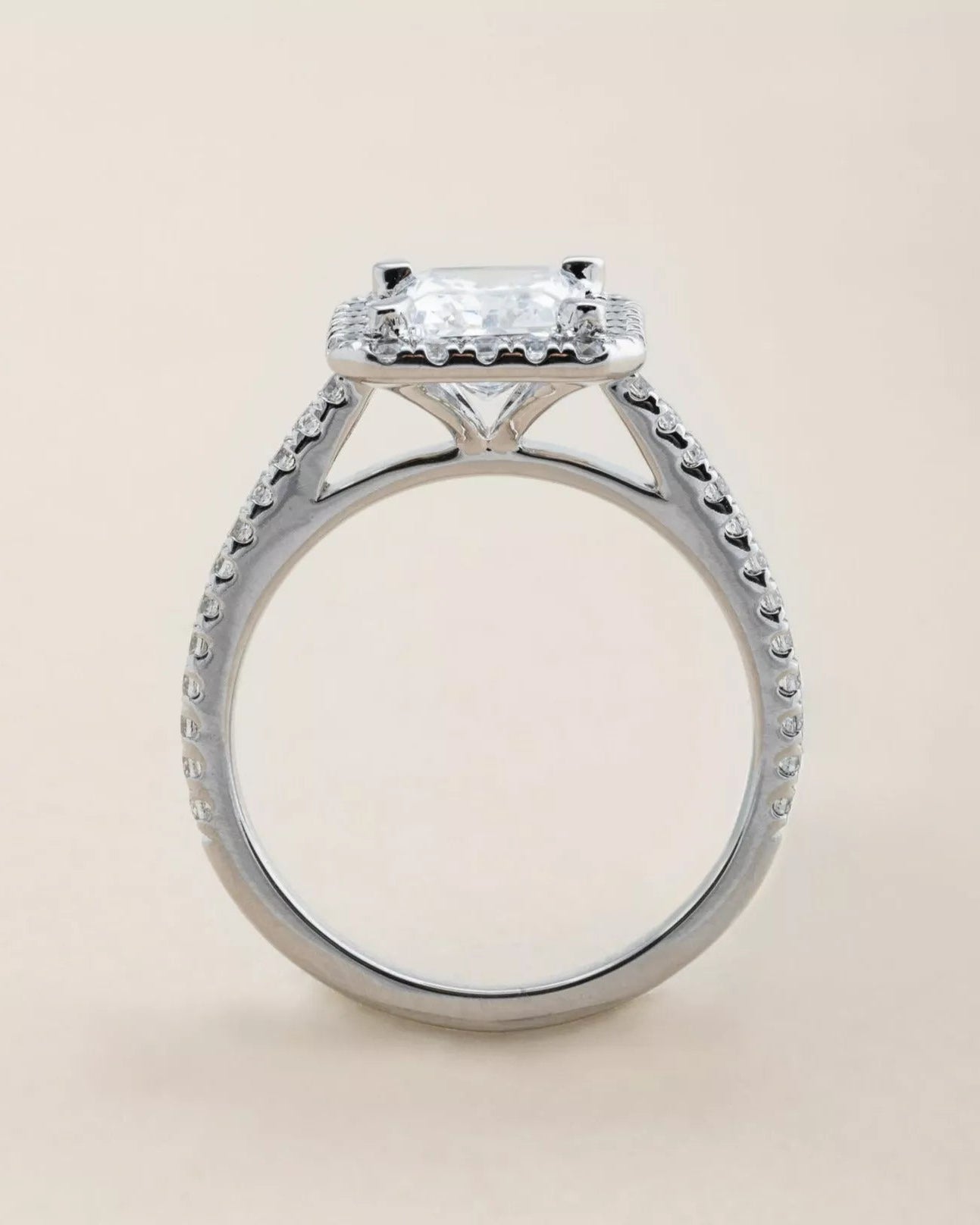 Bague de fiançailles diamant à tige fendue ronde halo Bague de fiançailles diamant à tige fendue ronde halo